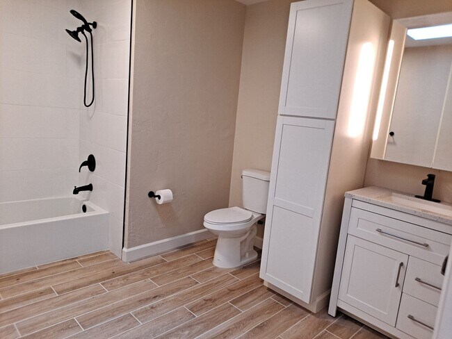 Building Photo - UPDATED 3BR 2BA WITH 2 CAR GARAGE FOR RENT