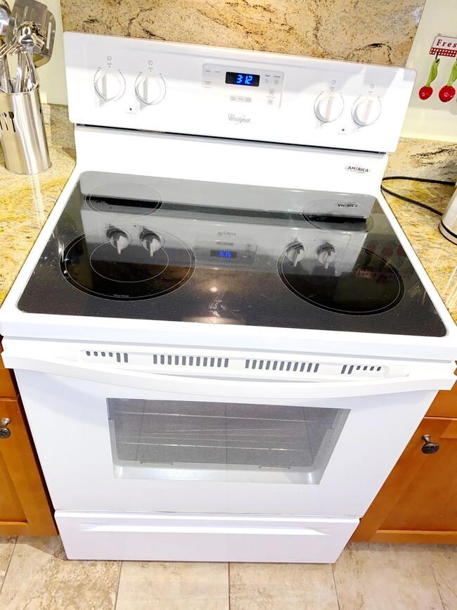 Building Photo - Beautiful and Bright, Nicely Furnished top floor Keonekai Villages condo-- recently remodeled and...