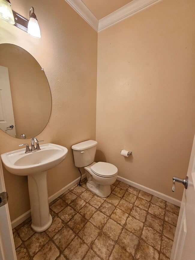 Building Photo - 2 Bedroom 2.5 Bath Close to UNR!