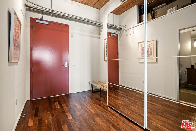 Building Photo - 530 S Hewitt St