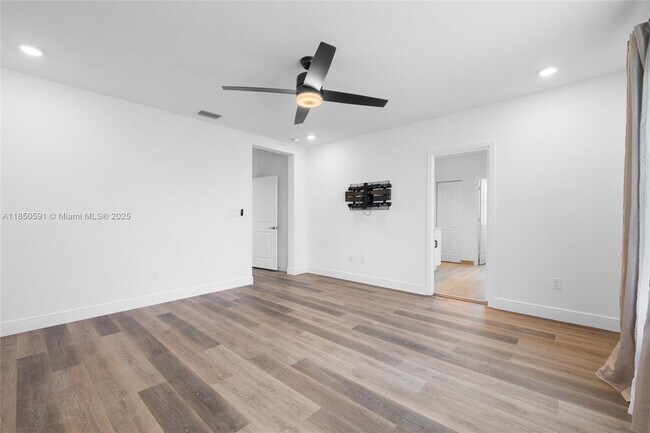 Building Photo - 4048 Veleiros Ave