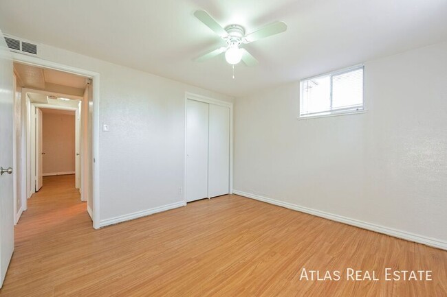 Building Photo - Charming 2bd unit in Fourplex, near Edgewater