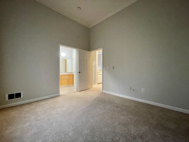 Building Photo - Must See Downtown San Jose End-Unit 2 Bedr...