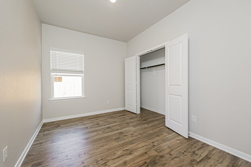Building Photo - 16427 Honeysuckle Hl Dr