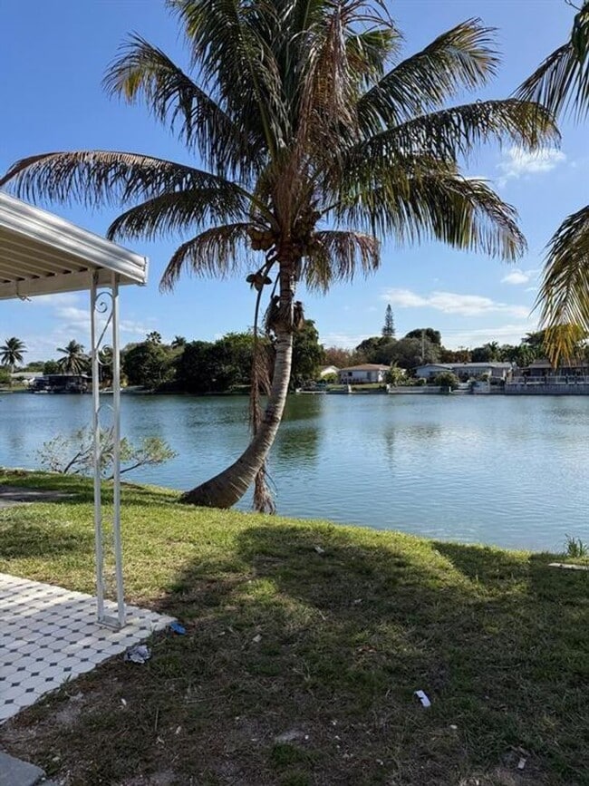 Building Photo - 1054-1058 SW 2nd Street 1056, Hallandale Beach, FL 33009