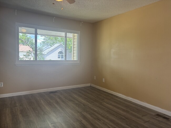 Building Photo - 1372 Riverside Dr