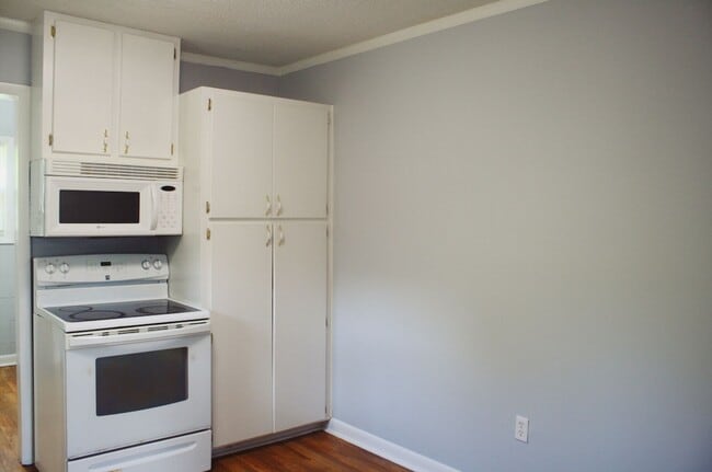 Building Photo - Great 2 bed 1 Bath Duplex