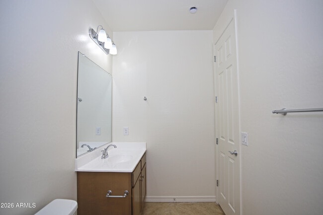 Building Photo - 815 W Finch Dr