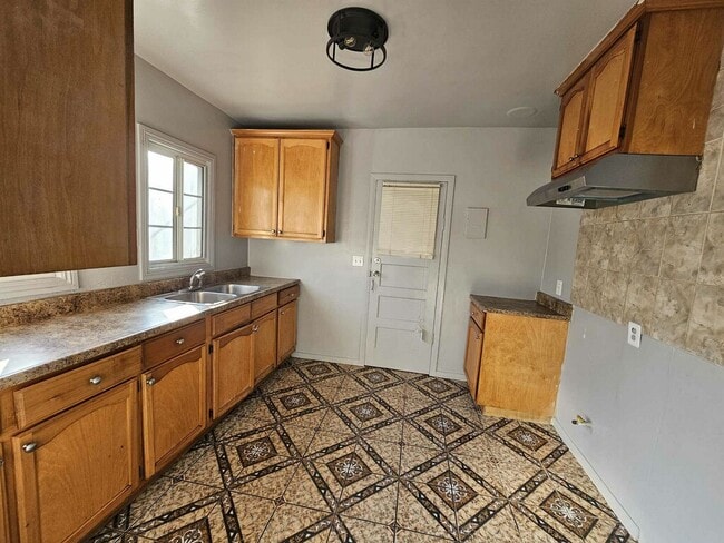 Building Photo - 1517 W 60th Pl