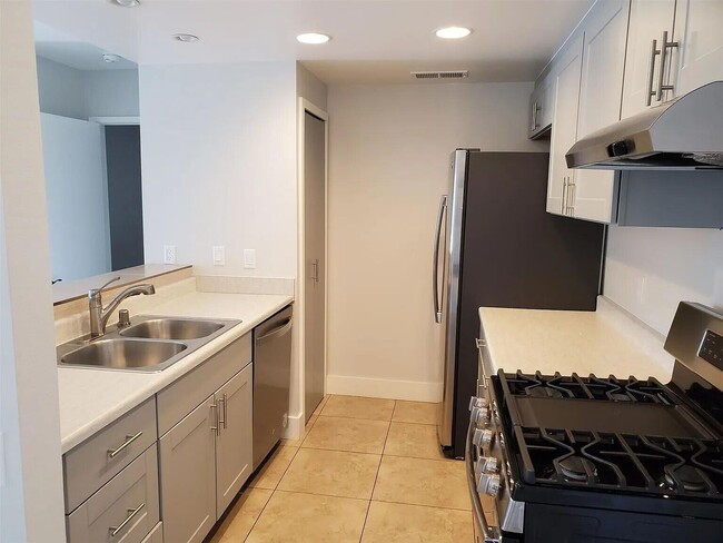 Building Photo - 96 Lakeview Cir