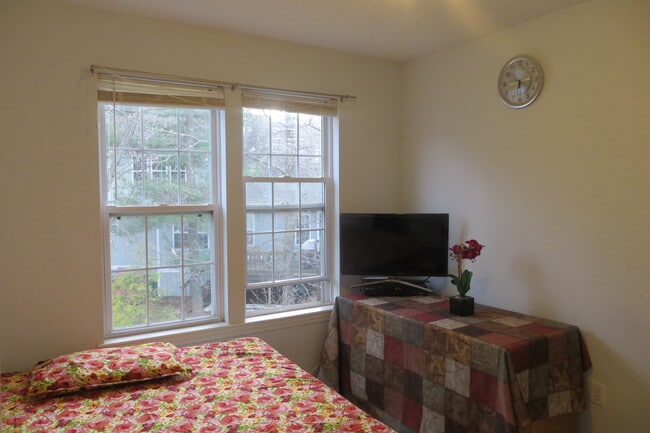 Building Photo - 64 Lilac Cir