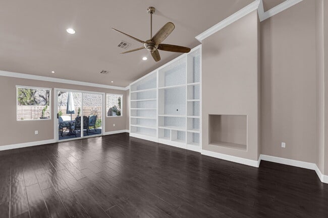 Building Photo - Don't miss out on this super cute 2-bedroo...