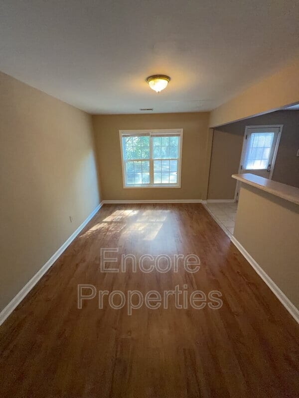 Building Photo - 2004 Hart St