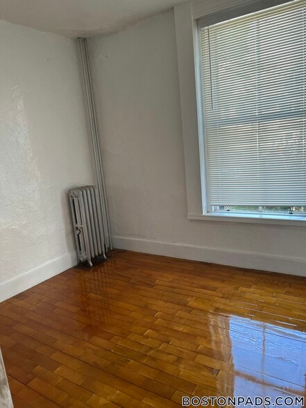 Building Photo - 8 Adella Pl