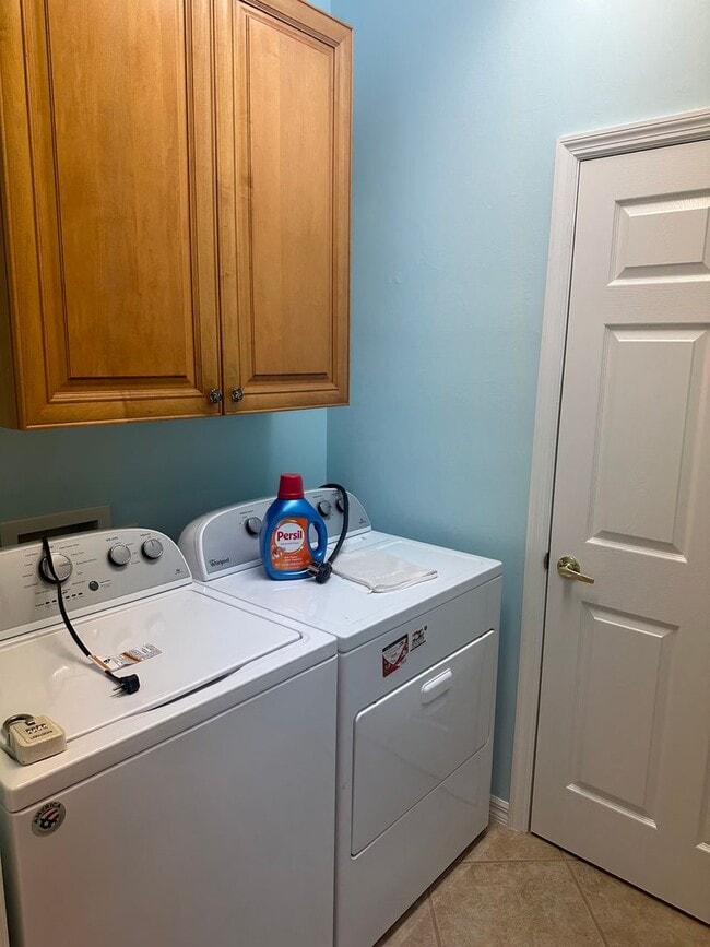 Building Photo - FURNISHED/TURNKEY 2+Den, 2 bath 1 car garage 1st floor condo in River Hall