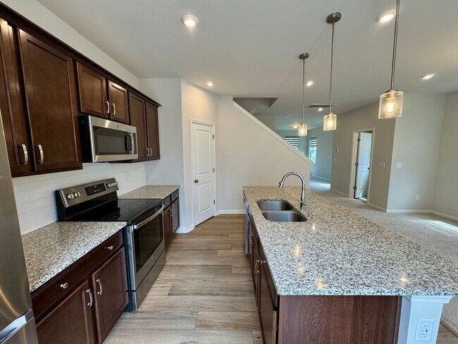 Building Photo - Cute 3BR/2BA Townhouse Minutes from Uptown