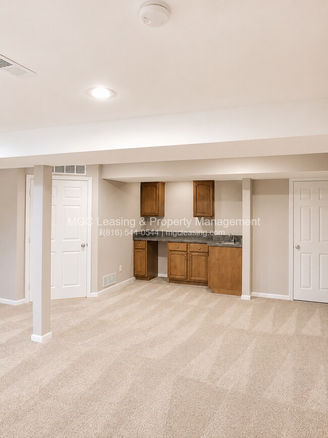 Building Photo - 2116 SW Eyrie Rd