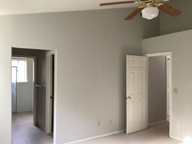 Building Photo - Just listed!