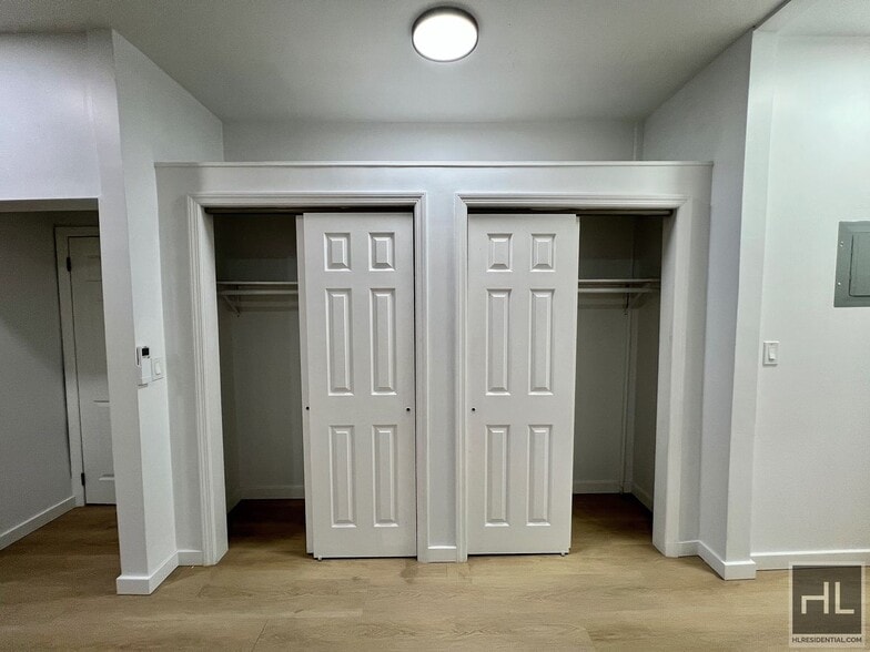 Building Photo - Top Floor 2BR 1BA Lofty Space w/ Laundry In Greenwood/South Slope