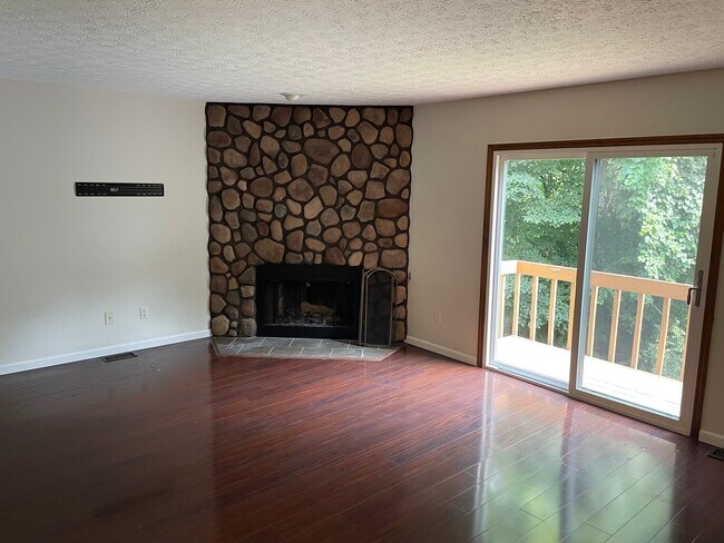 Building Photo - 3240 Brookview Way