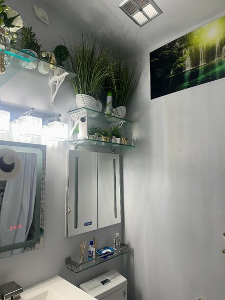 Building Photo - 8012 Valley Manor Rd