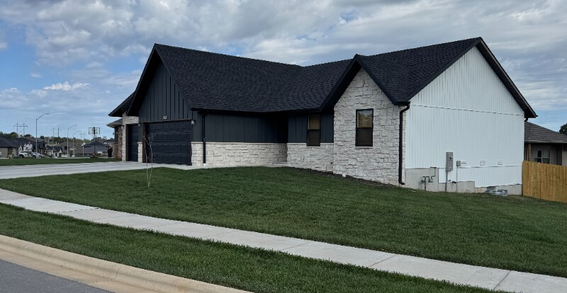 Building Photo - 896 S Silverwood Ln