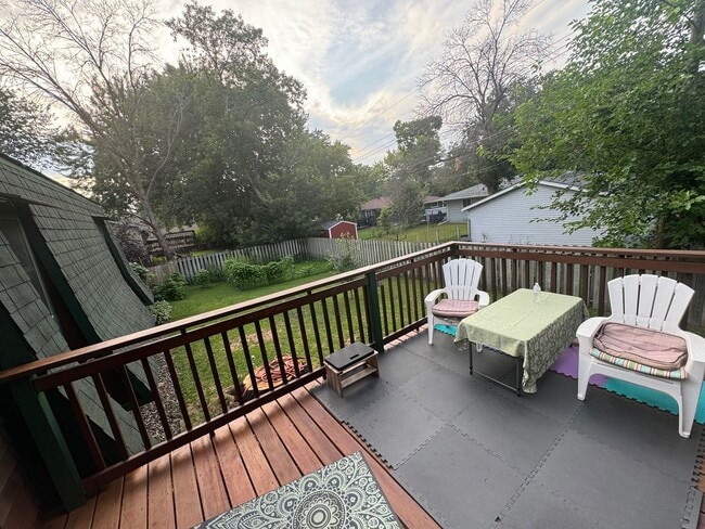Building Photo - Gorgeous SFH with SS appliances, fenced ba...