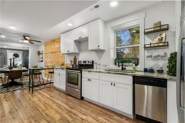 Building Photo - 2802 Palm Dr