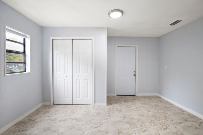 Building Photo - Very large 4bdrm/2bath House, Ready End of February