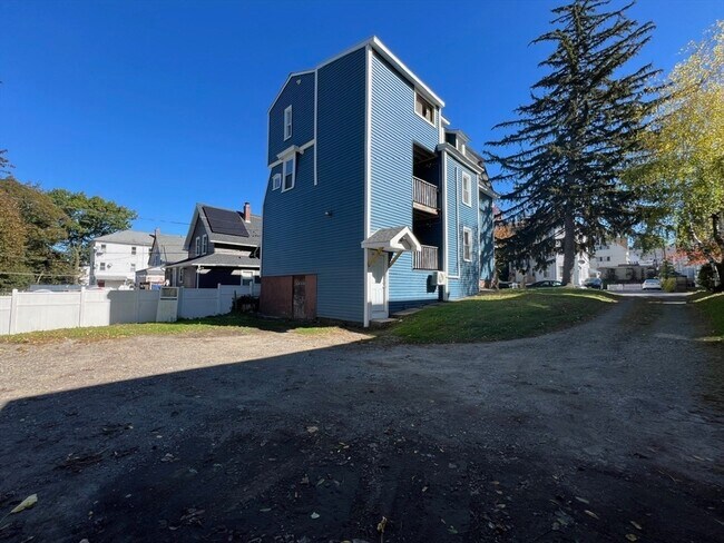 Building Photo - 20 Florence St