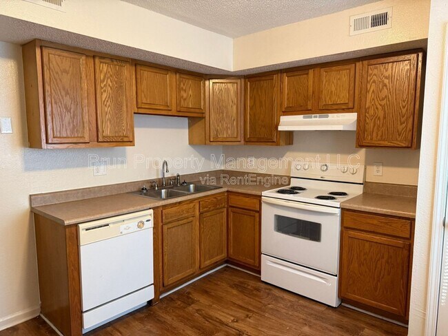 Building Photo - 516 E Red Bud Rd