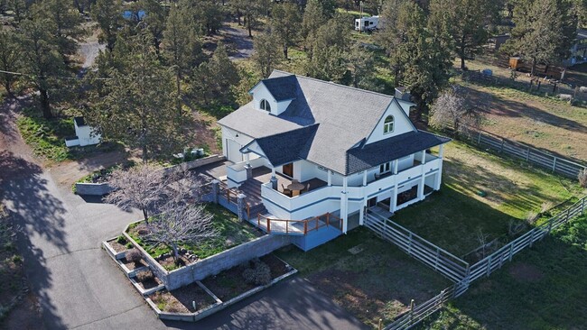 Building Photo - Country Living with Awesome Mtn Views