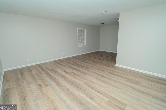 Building Photo - 3323 Victory Ct E