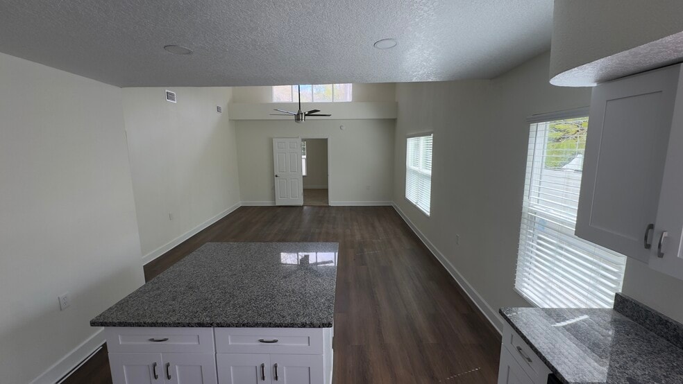 Building Photo - 2223 W Harbor Dr S
