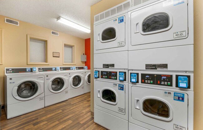 Building Photo - Furnished Studio-Cincinnati - Blue Ash - Reagan Highway
