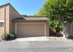 Building Photo - Beautifully Updated 3-Bedroom Townhome in ...