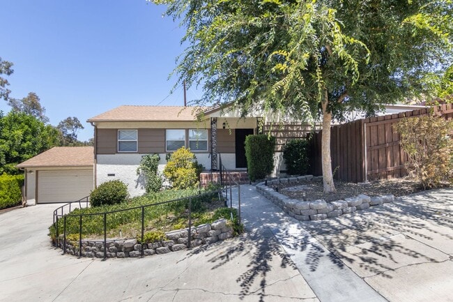 Building Photo - Charming 3 Bedroom 2 Bath home South of the Blvd