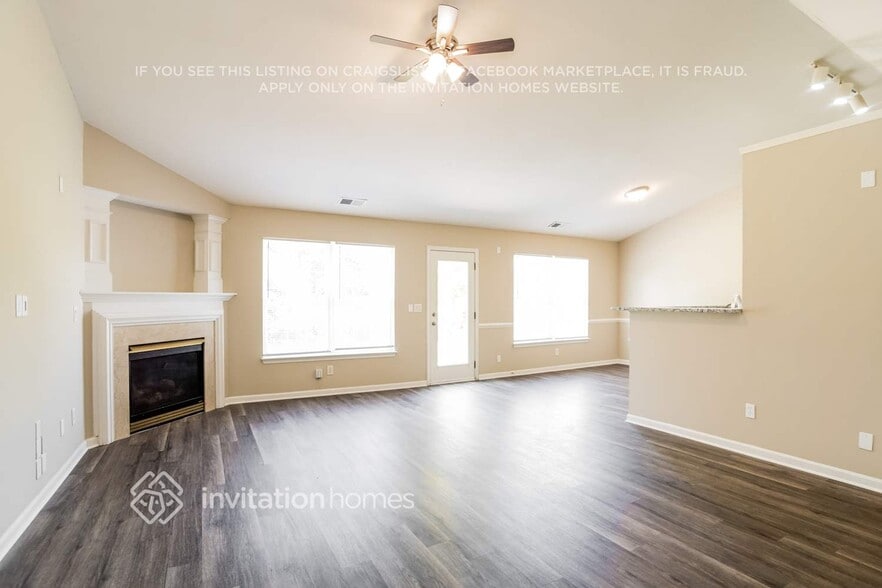 Building Photo - 15232 De Havilland Dr