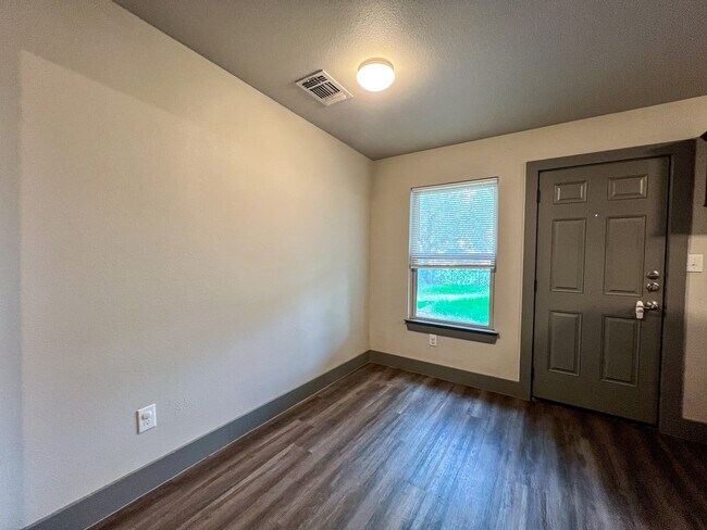 Building Photo - 1518 Eichen Rd