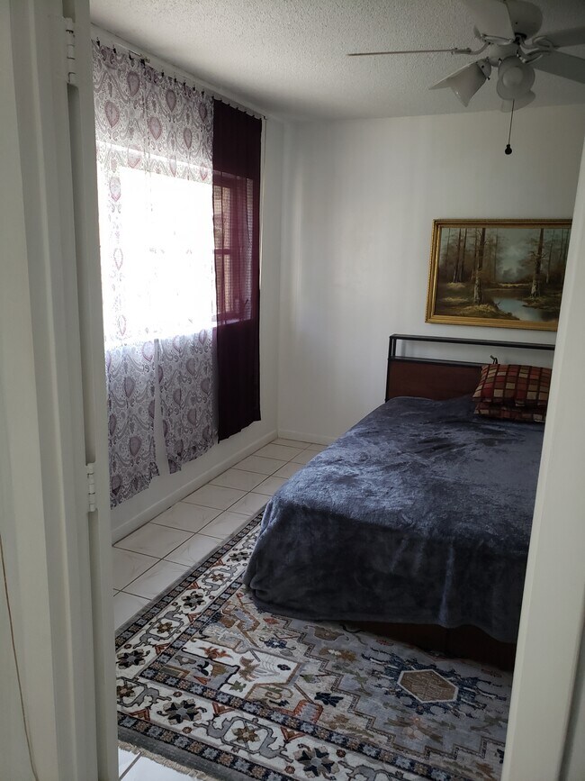 bedroom - 300 NE 14th Ave