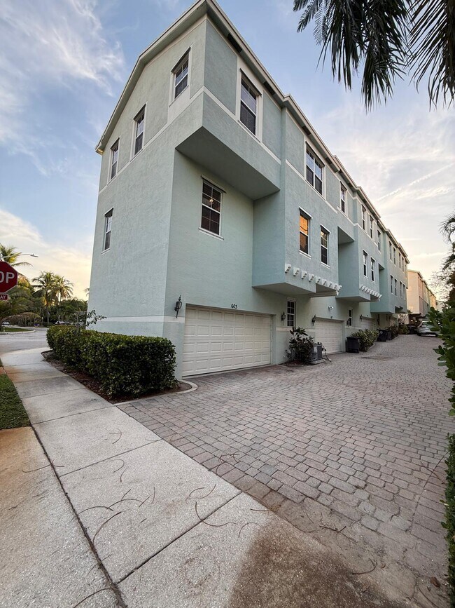 Building Photo - 603 N St