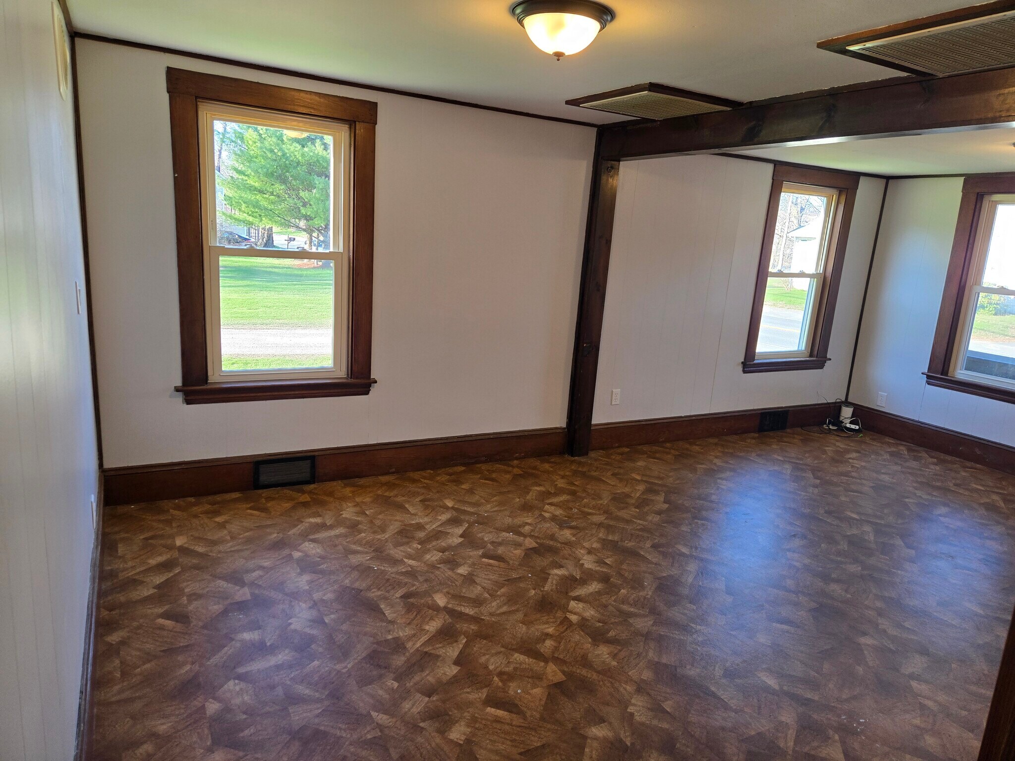 Building Photo - 521 Riverside Dr