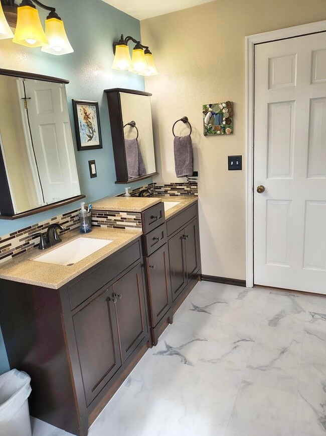 Building Photo - Spacious 4 bed, 2.5 bath with HEATED POOL ...