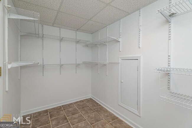 Building Photo - 225 Heritage Lake Dr