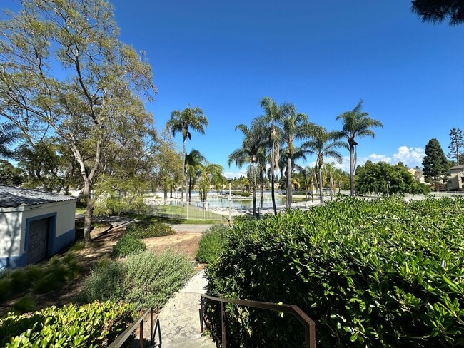 Building Photo - Walk to Eastlake! Bright 2BR/2BA Ground Floor Apartment with Tile Flooring & Parking