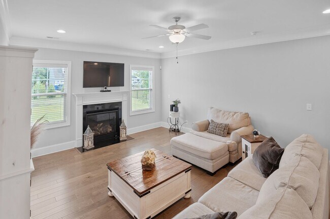 Building Photo - Stunning 4 bedroom 2.5 bath home located in Hampstead Wyndwater Community