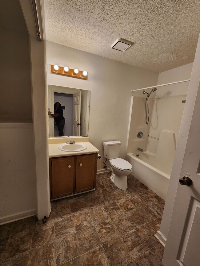 Building Photo - 1102 Tomahawk Trail