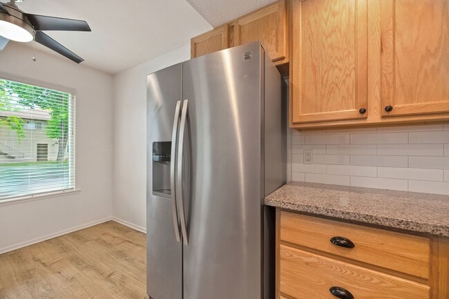Building Photo - Beautifully Renovated Unit