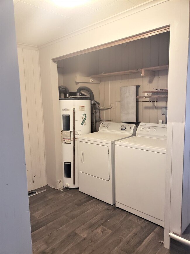 Building Photo - Charming Four Bedroom Home Located Near Cornwall Park.
