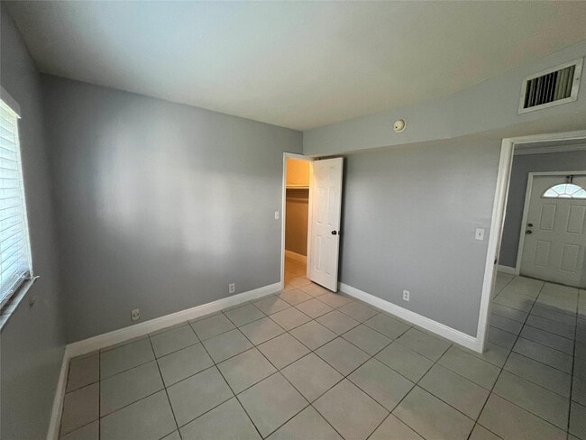 Building Photo - 1311 NE 18th St